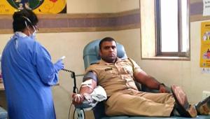PC Aakash Gaikwad has been praised for his selfless actions.(Twitter/@CPMumbaiPolice) PC Aakash Gaikwad has been praised for his selfless actions.(Twitter/@CPMumbaiPolice)