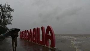 The state authorities have deployed 20 teams of National Disaster Response Force (NDRF) for relief and rescue operations in the affected areas along the Maharashtra coast.(HT photo) The state authorities have deployed 20 teams of National Disaster Response Force (NDRF) for relief and rescue operations in the affected areas along the Maharashtra coast.(HT photo)