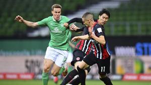 Bremen's Niklas Moisander challenges with Frankfurt's Daichi Kamada, center, and Mijat Gacinovic, front, during the German Bundesliga soccer match between SV Werder Bremen and Eintracht Frankfurt in Bremen, Germany, Wednesday, June 3, 2020. Because of the coronavirus outbreak all soccer matches of the German Bundesliga take place without spectators. (Stuart Franklin/Pool via AP)(AP) Bremen's Niklas Moisander challenges with Frankfurt's Daichi Kamada, center, and Mijat Gacinovic, front, during the German Bundesliga soccer match between SV Werder Bremen and Eintracht Frankfurt in Bremen, Germany, Wednesday, June 3, 2020. Because of the coronavirus outbreak all soccer matches of the German Bundesliga take place without spectators. (Stuart Franklin/Pool via AP)(AP)