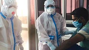 With mounting expenses to ensure infection control in hospitals and adequate staff to ensure social distancing, private hospitals are passing on costs of PPE, safety kits to patients.(HT Photo (For representation only)) With mounting expenses to ensure infection control in hospitals and adequate staff to ensure social distancing, private hospitals are passing on costs of PPE, safety kits to patients.(HT Photo (For representation only))