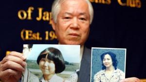 Shigeru holds the picture of his daughter Megumi at an event.(@kousama2016) Shigeru holds the picture of his daughter Megumi at an event.(@kousama2016)