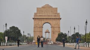 People are seen at India Gate on Saturday evening after lockdown restrictions were eased in New Delhi.(Sanjeev Verma/HT Photo) People are seen at India Gate on Saturday evening after lockdown restrictions were eased in New Delhi.(Sanjeev Verma/HT Photo)