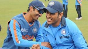 File image of MS Dhoni and Dinesh Karthik.(AFP) File image of MS Dhoni and Dinesh Karthik.(AFP)