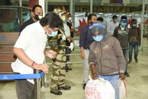The returnees, all residents of the state’s Santhal Pargana region, were sent home in sanitised buses.(HTphoto) The returnees, all residents of the state’s Santhal Pargana region, were sent home in sanitised buses.(HTphoto)