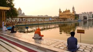 Devotees offer prayers outside the Golden Temple shrine after it reopened for public since the nationwide lockdown was imposed to curb the spread of coronavirus in Amritsar, Punjab on Monday.(Sameer Sehgal/HT Photo) Devotees offer prayers outside the Golden Temple shrine after it reopened for public since the nationwide lockdown was imposed to curb the spread of coronavirus in Amritsar, Punjab on Monday.(Sameer Sehgal/HT Photo)