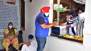 A volunteer at Baba Deep Singh Gurdwara gives prasad to a devotee in Ludhiana on Wednesday.(Gurpreet Singh) A volunteer at Baba Deep Singh Gurdwara gives prasad to a devotee in Ludhiana on Wednesday.(Gurpreet Singh)