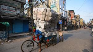 Workers transporting packages in the Sadar Bazar wholesale market where shops remained closed despite relaxations given by the government during lockdown in New Delhi on June 2, 2020.(Amal KS/HT PHOTO) Workers transporting packages in the Sadar Bazar wholesale market where shops remained closed despite relaxations given by the government during lockdown in New Delhi on June 2, 2020.(Amal KS/HT PHOTO)