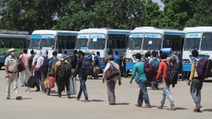 Migrants head to board Haryana Roadways buses that will ferry them to the railway station to board a Shramik Special train to Bihar’s Darbanga.(Yogendra Kumar/HT PHOTO)