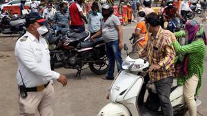File photo: Traffic police personnel check commuters during the fifth phase of Covid-19 nationwide lockdown in Thane, Maharashtra.(PTI) File photo: Traffic police personnel check commuters during the fifth phase of Covid-19 nationwide lockdown in Thane, Maharashtra.(PTI)