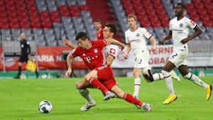 Bayern Munich's Robert Lewandowski in action with Eintracht Frankfurt's David Abraham.(REUTERS) Bayern Munich's Robert Lewandowski in action with Eintracht Frankfurt's David Abraham.(REUTERS)