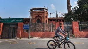 A boy cycles past the Jama Masjid after it was closed by authorities in the wake of rising coronavirus cases in New Delhi on Wednesday.(Sanchit Khanna/HT PHOTO) A boy cycles past the Jama Masjid after it was closed by authorities in the wake of rising coronavirus cases in New Delhi on Wednesday.(Sanchit Khanna/HT PHOTO)