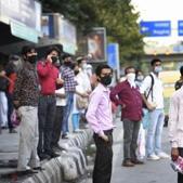 Commuters wear face masks as they wait to board a bus. (representational image)(HT PHOTO) Commuters wear face masks as they wait to board a bus. (representational image)(HT PHOTO)