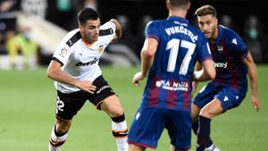 Valencia's Uruguayan forward Maxi Gomez (L) vies with Levante's Spanish midfielder Ruben Rochina during the Spanish League football match between Valencia and Levante at the Mestalla stadium in Valencia on June 12, 2020.(AFP) Valencia's Uruguayan forward Maxi Gomez (L) vies with Levante's Spanish midfielder Ruben Rochina during the Spanish League football match between Valencia and Levante at the Mestalla stadium in Valencia on June 12, 2020.(AFP)