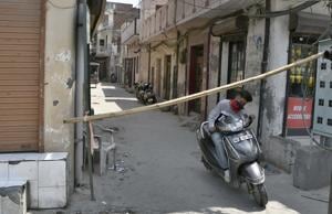 A motorist passing through the barricade in Habibganj area(GURPREET SINGH/HT) A motorist passing through the barricade in Habibganj area(GURPREET SINGH/HT)
