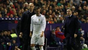 Real Madrid Eden Hazard reacts after he was substituted as coach Zinedine Zidane looks on.(REUTERS) Real Madrid Eden Hazard reacts after he was substituted as coach Zinedine Zidane looks on.(REUTERS)