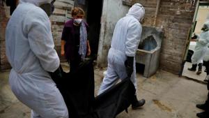 Workers of the Piedrangel crematorium pick up the body of a victim of the coronavirus disease (COVID-19) who died at home as a family member looks on, in Lima, Peru.(REUTERS/For Representative Purposes Only) Workers of the Piedrangel crematorium pick up the body of a victim of the coronavirus disease (COVID-19) who died at home as a family member looks on, in Lima, Peru.(REUTERS/For Representative Purposes Only)