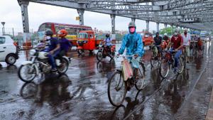 Commuters caught in the rain on the Howrah bridge in Kolkata on Friday.(PTI) Commuters caught in the rain on the Howrah bridge in Kolkata on Friday.(PTI)