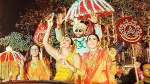 Karisma Kapoor and Kareena Kapoor play baraati at Armaan Jain’s wedding.(Instagram/ Karisma Kapoor) Karisma Kapoor and Kareena Kapoor play baraati at Armaan Jain’s wedding.(Instagram/ Karisma Kapoor)