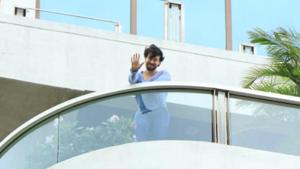 Tiger Shroff later wore a tee to wave to the paparazzi from his balcony.(Varinder Chawla) Tiger Shroff later wore a tee to wave to the paparazzi from his balcony.(Varinder Chawla)