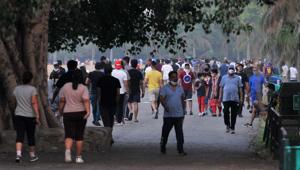 Unmindful of social distancing, walkers thronged the Sukhna Lake in Chandigarh on Saturday.(Ravi Kumar/HT) Unmindful of social distancing, walkers thronged the Sukhna Lake in Chandigarh on Saturday.(Ravi Kumar/HT)
