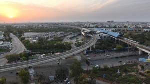 A deserted view of Anand Vihar Bus Terminus and Anand Vihar Metro Station during the lockdown.(HT PHOTO) A deserted view of Anand Vihar Bus Terminus and Anand Vihar Metro Station during the lockdown.(HT PHOTO)