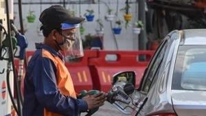 A petrol pump employee wearing a face shield while attending to a customer in Wazirpur, New Delhi(Sanchit Khanna/HT PHOTO) A petrol pump employee wearing a face shield while attending to a customer in Wazirpur, New Delhi(Sanchit Khanna/HT PHOTO)