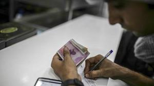 Forex traders said risk appetite has waned amid fresh cases of Covid-19 globally.(Bloomberg) Forex traders said risk appetite has waned amid fresh cases of Covid-19 globally.(Bloomberg)