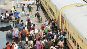 Only 700 essential service providers will be permitted to board a local train in a bid to maintain social distancing norms to keep the pandemic at bay.(HT phtoto/ Santosh Kumar) Only 700 essential service providers will be permitted to board a local train in a bid to maintain social distancing norms to keep the pandemic at bay.(HT phtoto/ Santosh Kumar)