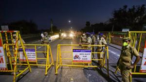 Police personnel stand guard at a barricade during the ongoing COVID-19 nationwide lockdown, at East Coast road (ECR), in Chennai.(PTI) Police personnel stand guard at a barricade during the ongoing COVID-19 nationwide lockdown, at East Coast road (ECR), in Chennai.(PTI)