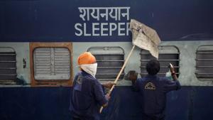 Workers clean a train coach that has been converted into an isolation ward for coronavirus patients at Anand Vihar Railway Station in New Delhi.(Biplov Bhuyan/HT PHOTO) Workers clean a train coach that has been converted into an isolation ward for coronavirus patients at Anand Vihar Railway Station in New Delhi.(Biplov Bhuyan/HT PHOTO)