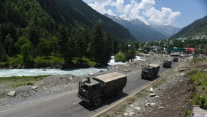 An army convoy on the move from Srinagar to Leh on Wednesday .(Wasem Andrabi/HT PHOTO) An army convoy on the move from Srinagar to Leh on Wednesday .(Wasem Andrabi/HT PHOTO)