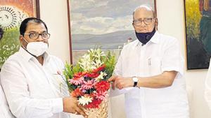 (From L) Swabhimani Shetkari Sanghatana (SSS) leader Raju Shetti meets Sharad Pawar at the latter’s residence Govindbaug on Tuesday.(HT PHOTO) (From L) Swabhimani Shetkari Sanghatana (SSS) leader Raju Shetti meets Sharad Pawar at the latter’s residence Govindbaug on Tuesday.(HT PHOTO)