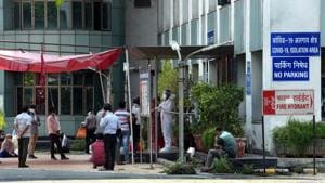 Suspected Covid-19 patients queue to be examined by medics at GTB hospital amid the lockdown, in Dilshad Garden.(Sonu Mehta/HT PHOTO) Suspected Covid-19 patients queue to be examined by medics at GTB hospital amid the lockdown, in Dilshad Garden.(Sonu Mehta/HT PHOTO)