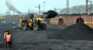 The coal sector reforms are not just about investments and improving coal production. It has the innate potential to usher in immense job opportunities and provide a boost to the government’s Make in India programme, since coal mining operations require large machines and manpower(Pankaj Kumar/HT)