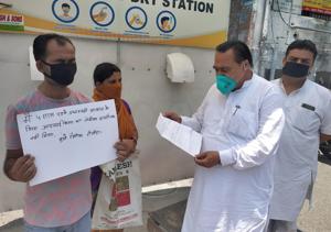 Senior deputy mayor Sham Sundar Malhotra talking to the couple protesting outside the MC headquarters in Ludhiana on Wednesday.(Gurpreet SIngh/HT) Senior deputy mayor Sham Sundar Malhotra talking to the couple protesting outside the MC headquarters in Ludhiana on Wednesday.(Gurpreet SIngh/HT)