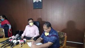 From left HPBOSE chairman Suresh kumar soni and Secretary Akshay sood.(HT file) From left HPBOSE chairman Suresh kumar soni and Secretary Akshay sood.(HT file)