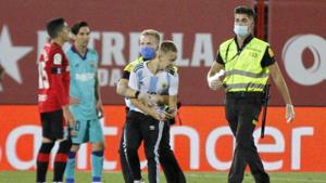 Fan invaded the pitch during Barcelona’s match with RCD Mallorca.(Reuters) Fan invaded the pitch during Barcelona’s match with RCD Mallorca.(Reuters)