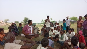 Workers cleaning the Gharar riverbed in Banda in Uttar Pradesh take a break.take a break(HT PHOTO) Workers cleaning the Gharar riverbed in Banda in Uttar Pradesh take a break.take a break(HT PHOTO)
