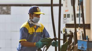 Oil marketing companies have been adjusting retail rates in line with costs after an 82 day break from rate revision amidst the Covid-19 pandemic.(Sanchit Khanna/HT PHOTO) Oil marketing companies have been adjusting retail rates in line with costs after an 82 day break from rate revision amidst the Covid-19 pandemic.(Sanchit Khanna/HT PHOTO)