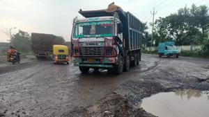 According to the traders, the condition of the highway is exceptionally poor in Fatullapur, Jadupur, Narayanpur, Islampur and some areas in Murshidabad, Nadia and North 24 Parganas district of West Bengal.(HT PHOTO.) According to the traders, the condition of the highway is exceptionally poor in Fatullapur, Jadupur, Narayanpur, Islampur and some areas in Murshidabad, Nadia and North 24 Parganas district of West Bengal.(HT PHOTO.)
