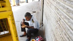 A private security guard eats a meal distributed by local residents in Nai Sarak, New Delhi.(Ajay Aggarwal/HT PHOTO) A private security guard eats a meal distributed by local residents in Nai Sarak, New Delhi.(Ajay Aggarwal/HT PHOTO)