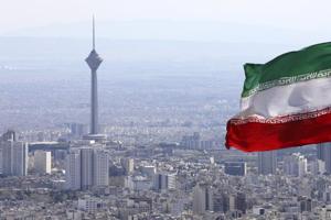 A bandeira nacional do Irã tremula em Teerã nesta foto de arquivo.  Os EUA não têm autoridade para exigir um reaparecimento das sanções contra o Irã depois de desistir do acordo nuclear de 2015, há dois anos, disse o Ministério das Relações Exteriores da França em um comunicado conjunto com a Alemanha e o Reino Unido no domingo.
