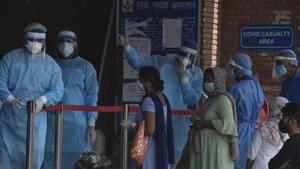 Medical staff interact with visitors outside the Covid-19 ward at Lok Nayak hospital on Saturday.(Sanjeev Verma/HT PHOTO) Medical staff interact with visitors outside the Covid-19 ward at Lok Nayak hospital on Saturday.(Sanjeev Verma/HT PHOTO)