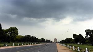 Dark clouds hover over India Gate before rain, at Rajpath, in New Delhi.(Sonu Mehta/HT PHOTO) Dark clouds hover over India Gate before rain, at Rajpath, in New Delhi.(Sonu Mehta/HT PHOTO)