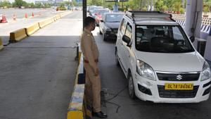 A Noida police sub-inspector allegedly assaulted a deputy health officer with the Delhi government on Friday evening at the Delhi-Noida Direct Flyway border.(HT Photo. Representative image) A Noida police sub-inspector allegedly assaulted a deputy health officer with the Delhi government on Friday evening at the Delhi-Noida Direct Flyway border.(HT Photo. Representative image)