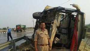 The bus on the side of Agra-Lucknow Expressway after the accident, on Monday.(HT Photo) The bus on the side of Agra-Lucknow Expressway after the accident, on Monday.(HT Photo)