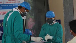 Doctors at wearing protective covers in Gurugram, India.(Yogendra Kumar/HT PHOTO) Doctors at wearing protective covers in Gurugram, India.(Yogendra Kumar/HT PHOTO)