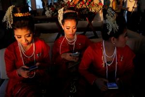 The government shut down mobile data in several townships across Rakhine state and neighbouring Chin state on June 21 last year.(REUTERS) The government shut down mobile data in several townships across Rakhine state and neighbouring Chin state on June 21 last year.(REUTERS)