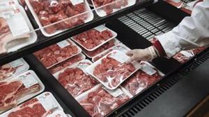 A worker restocks beef at a Stew Leonard’s supermarket in Paramus, New Jersey, US.((Bloomberg Photo) A worker restocks beef at a Stew Leonard’s supermarket in Paramus, New Jersey, US.((Bloomberg Photo)