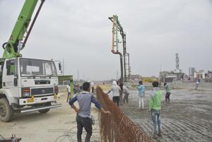 The ongoing construction of different NHAI projects, including the elevated road project, have resulted in traffic bottlenecks and residents are facing tough time in the absence of the service lanes.(HT Photo/For representation) The ongoing construction of different NHAI projects, including the elevated road project, have resulted in traffic bottlenecks and residents are facing tough time in the absence of the service lanes.(HT Photo/For representation)